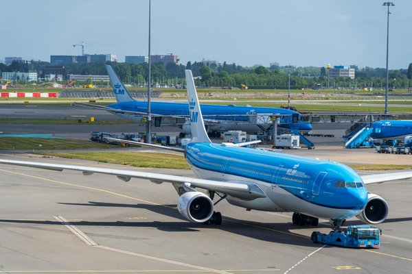 Quelles croisières offrent des excursions pour explorer les îles volcaniques de l'Atlantique Sud?