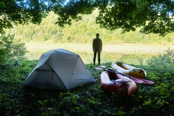 Quelles sont les meilleures pratiques pour un camping en bord de rivière avec des rapides?